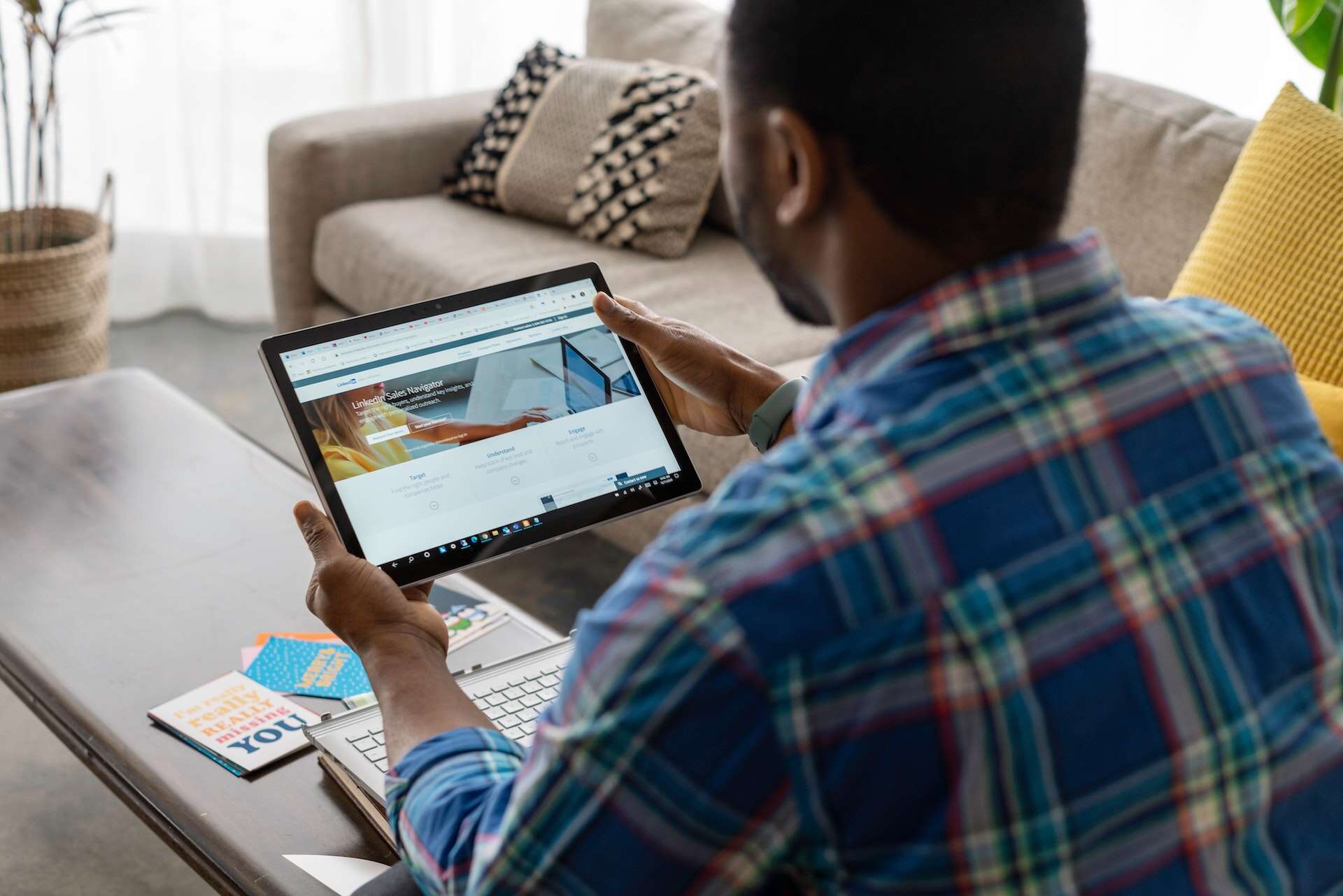 pexels-linkedin-sales-navigator-7245798